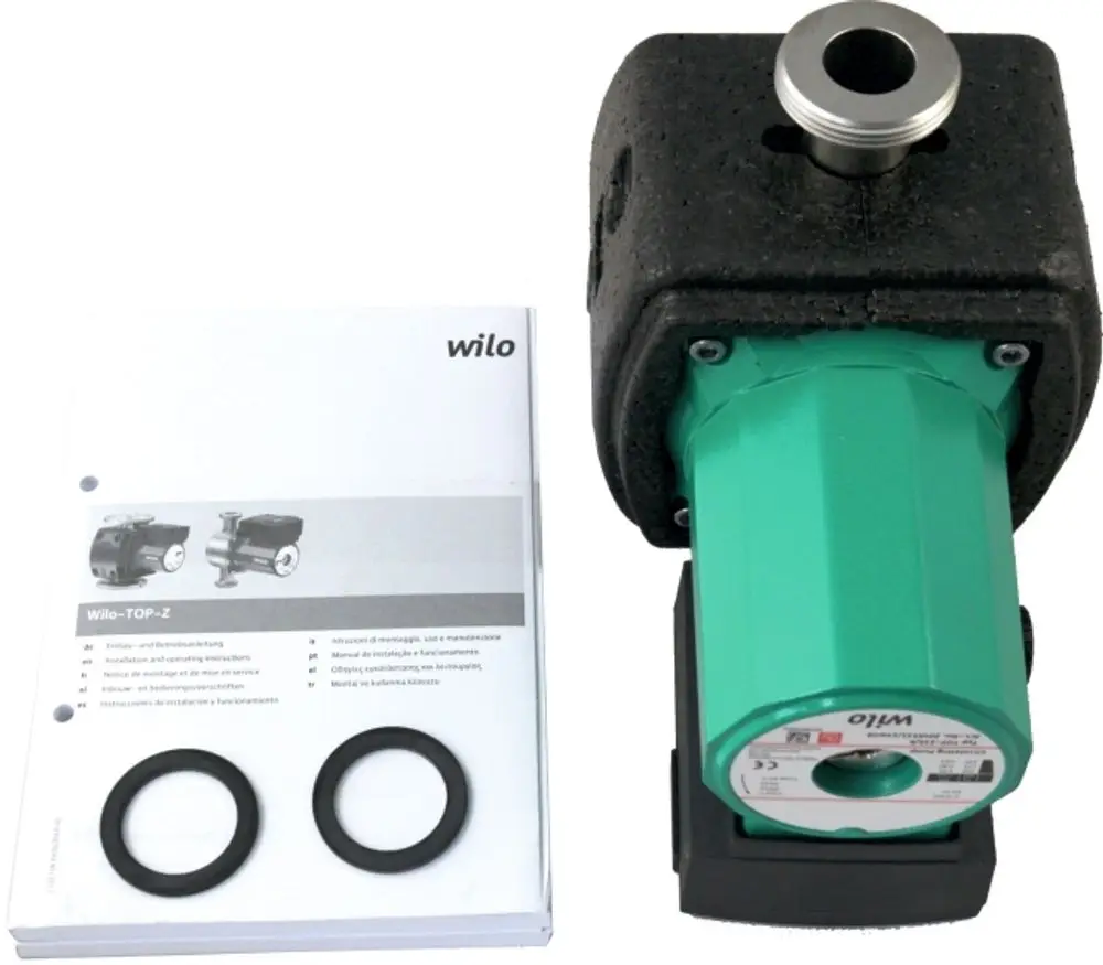 Pumpe mit grünem Gehäuse und schwarzem Dämmmaterial, Zubehörteile und Anleitung zur Installation von Wilo.